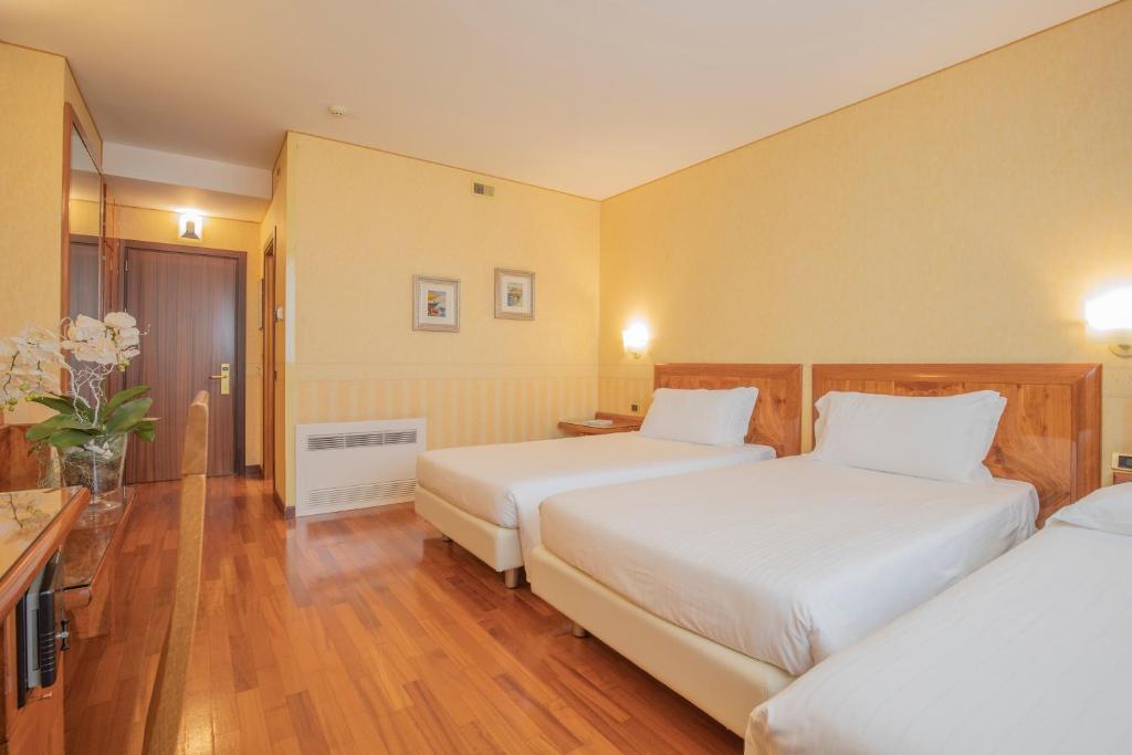 Postel nebo postele na pokoji v ubytování Montresor Hotel Tower