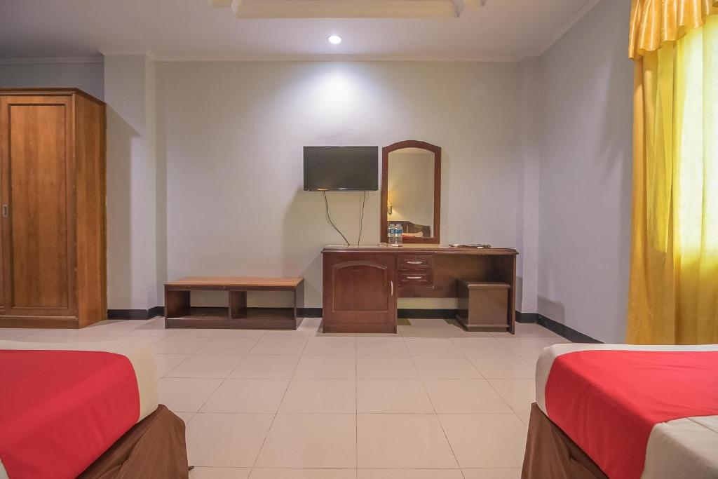Postel nebo postele na pokoji v ubytování RedDoorz Syariah at Grand Taufiq Tarakan