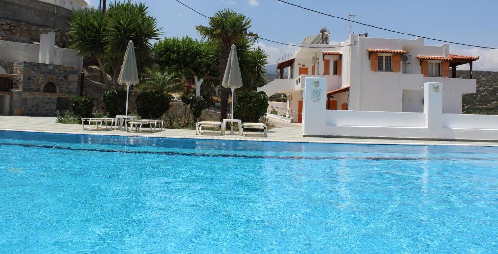 een villa met een zwembad voor een huis bij Villa Angela in Istron
