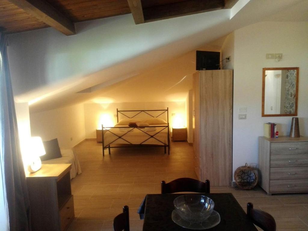 Habitación con cama en el medio de una habitación en Villa Marysa Apartments Seaview, en Giardini Naxos