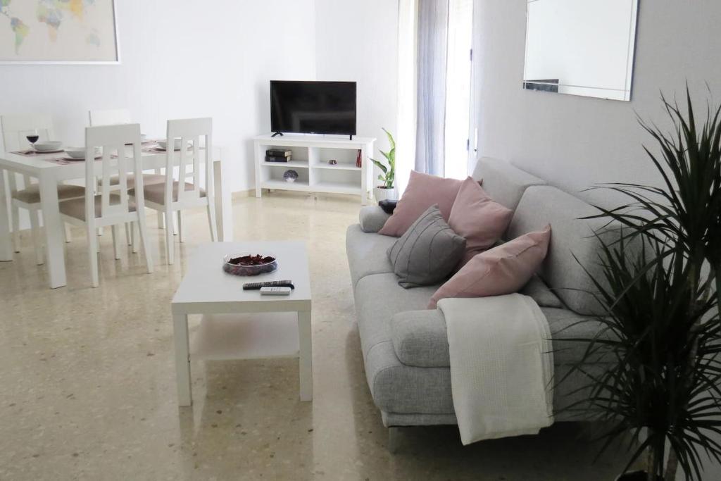 uma sala de estar com um sofá e uma mesa em Patios de San Rafael em Córdoba