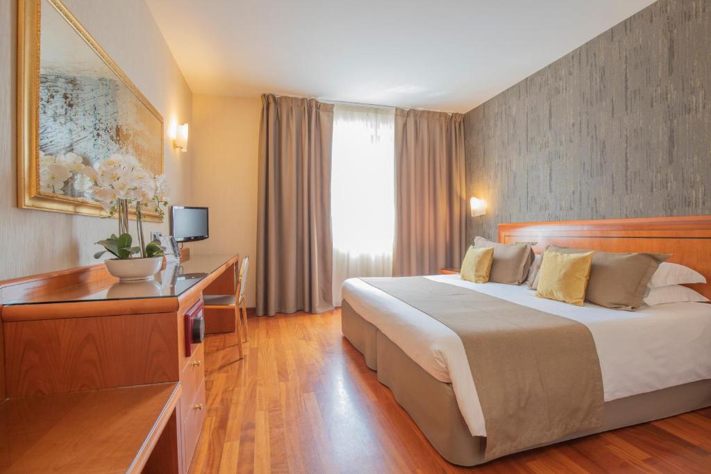 Postel nebo postele na pokoji v ubytování Hotel Palace Verona