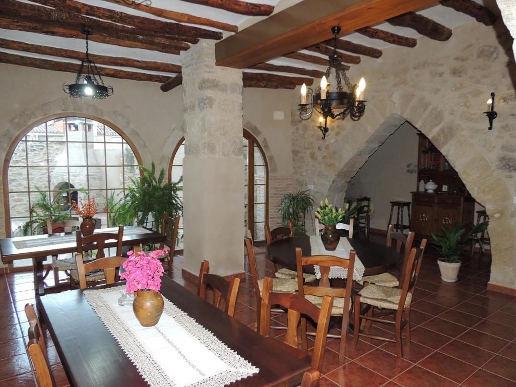 a kitchen and dining room with a table and chairs at Las Bodegas Del Gilo in Valdealgorfa