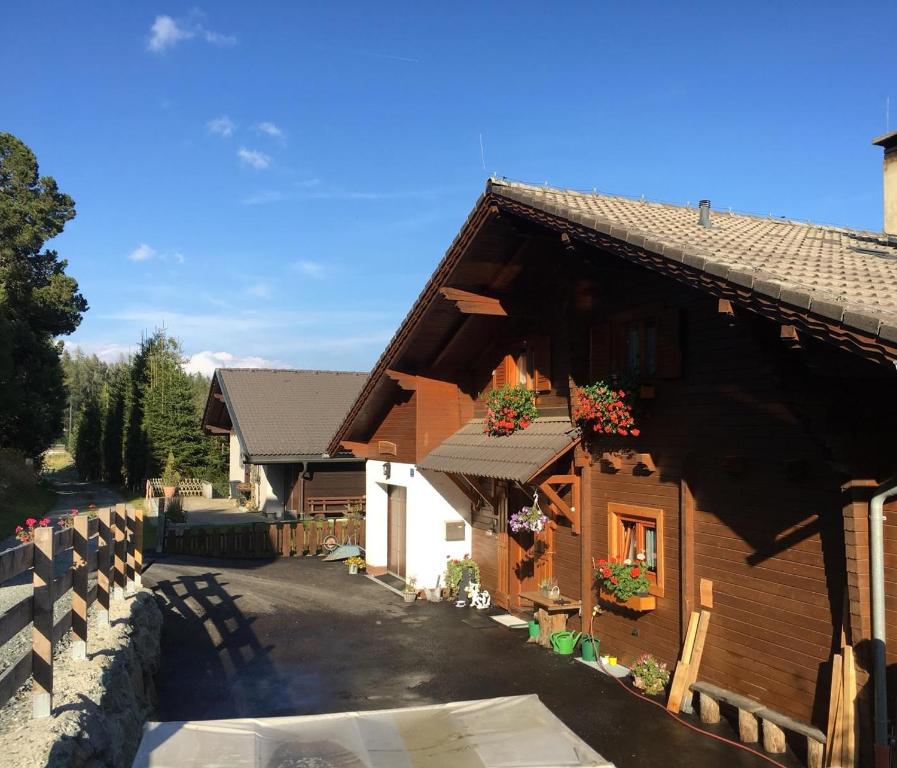 una casa con flores a un lado. en KRETZSCHMAR´S HÜTTE, en Hochrindl