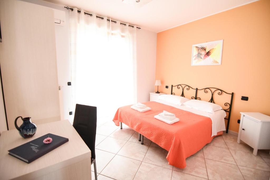 1 dormitorio con cama, mesa y escritorio en Dimora del Balì, en Capurso