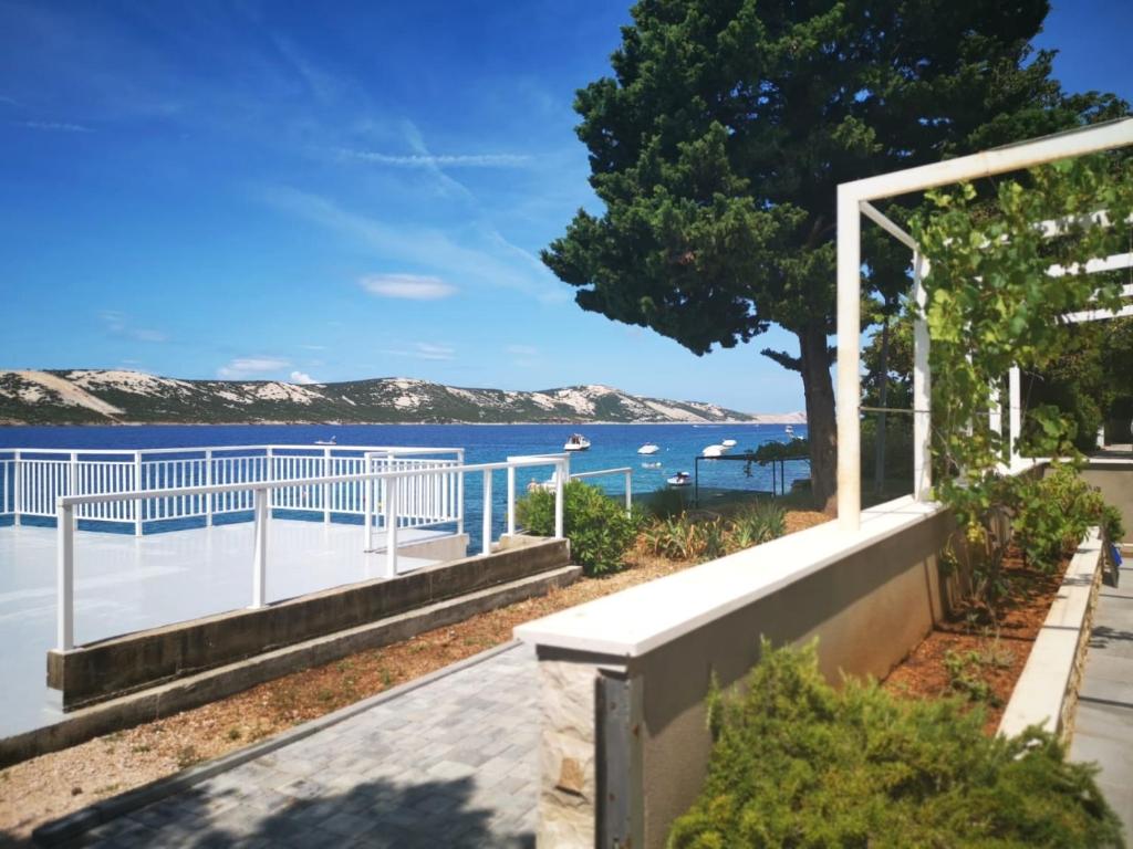 dom z widokiem na wodę w obiekcie Beachfront Apartments - Villa Vita w mieście Stara Novalja