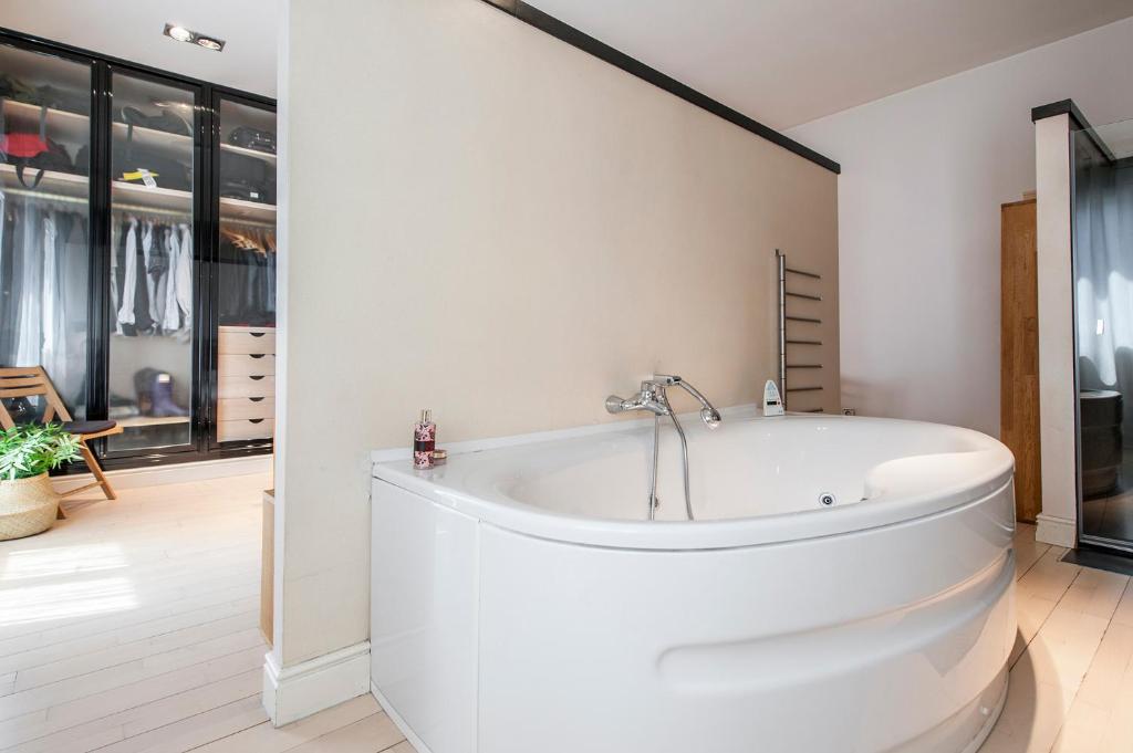 Jacuzzi Apartamento Cinema Exclusive - Sol II Collection - ElevenHost