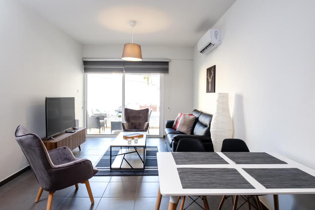 BOOK ME NOW Central Flat - Housity