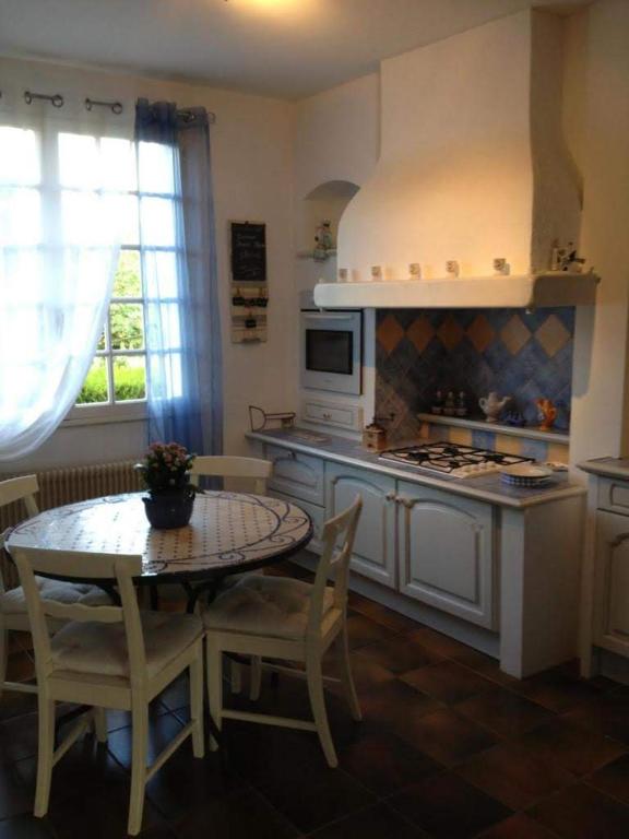 Kuchyň nebo kuchyňský kout v ubytování Les portes du vignoble