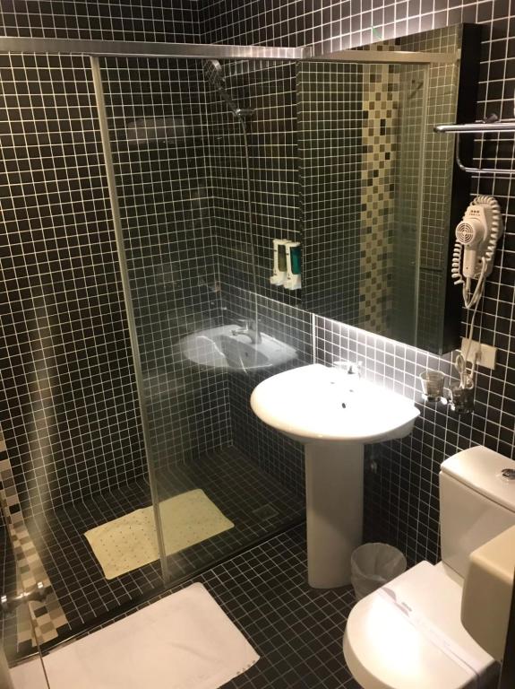 Koupelna v ubytování 麗馨商旅七賢館