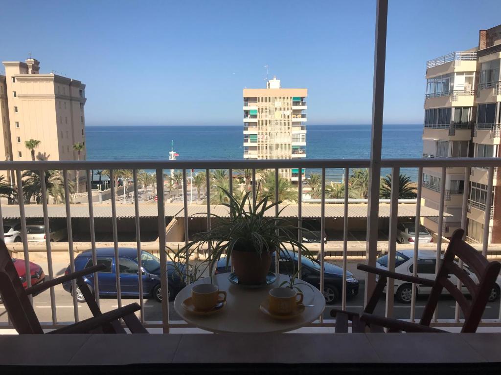 Apartamento frente al mar, Arenales del Sol, Spain - Booking.com