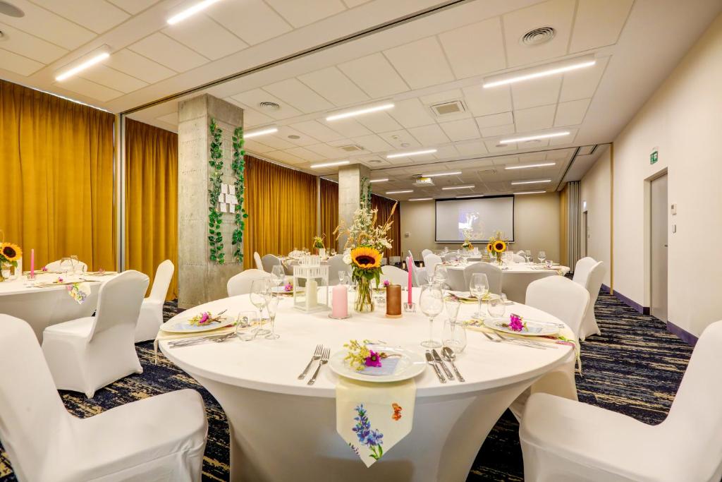 Reštaurácia alebo iné gastronomické zariadenie v ubytovaní Hotel Arche Geologiczna