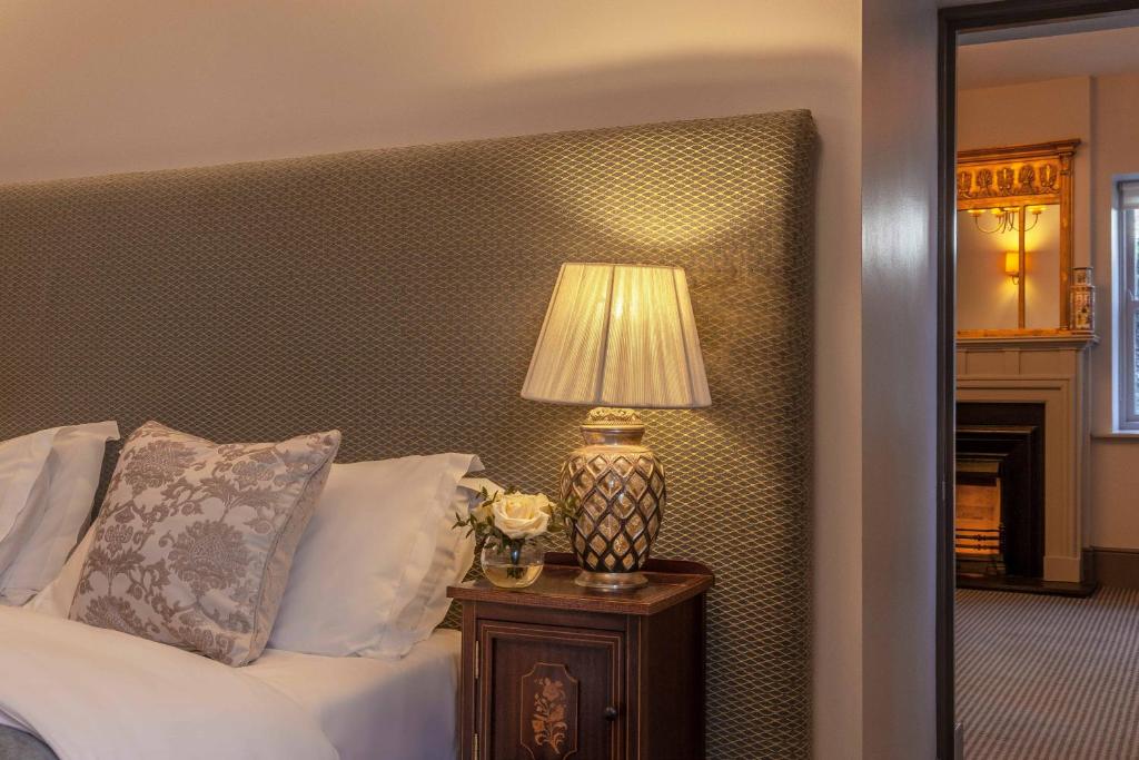 Postel nebo postele na pokoji v ubytování Castle Dargan Hotel