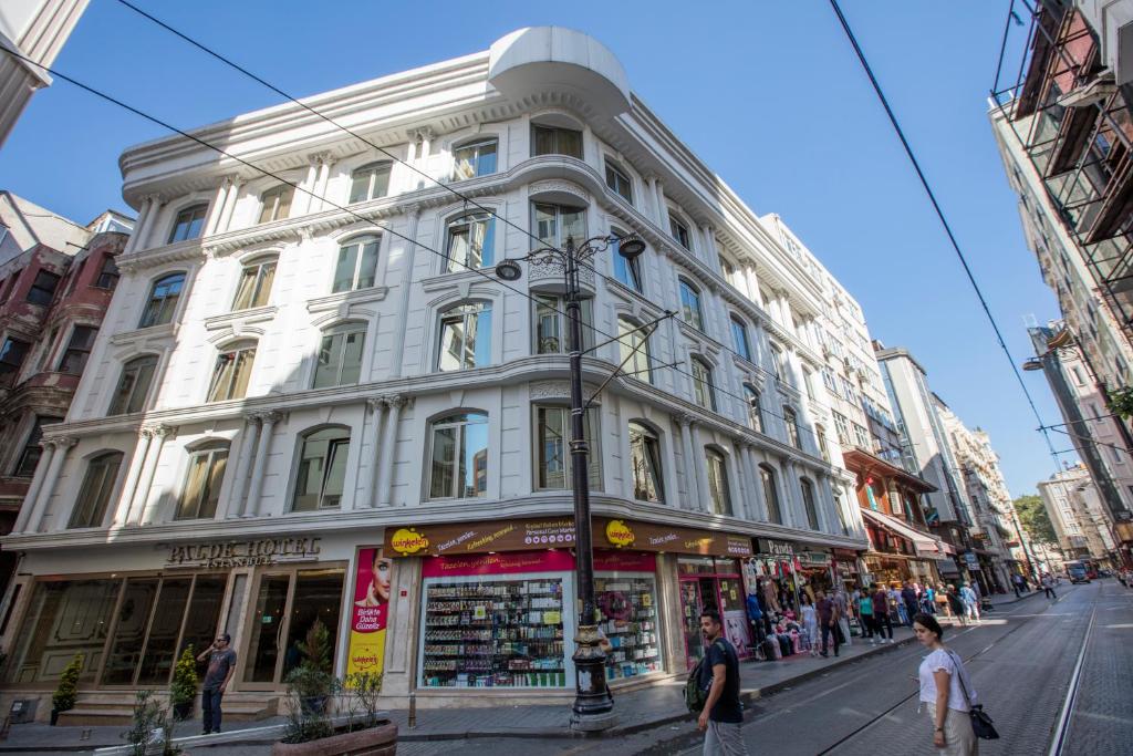 een groot wit gebouw in een stadsstraat bij Palde Hotel & Spa in Istanbul