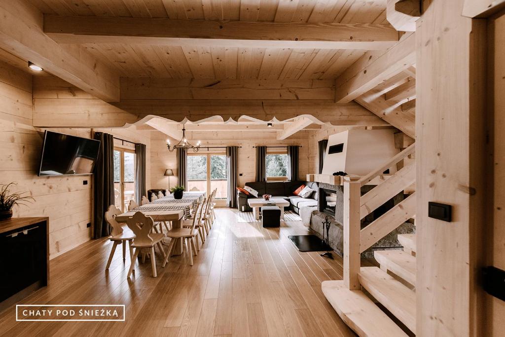 a log house with a dining room and a living room at Chaty pod Śnieżką in Karpacz