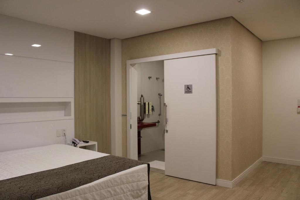  Holiday & Business Hotel