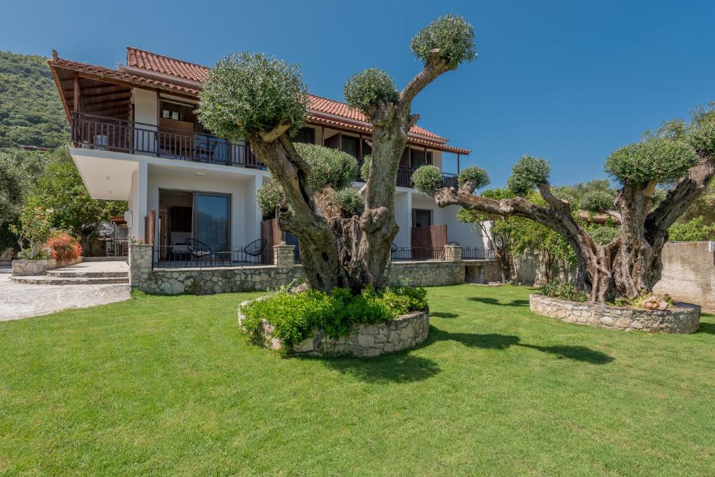 Vonkajšia záhrada v ubytovaní Eptanisos Beachfront Suites Zante