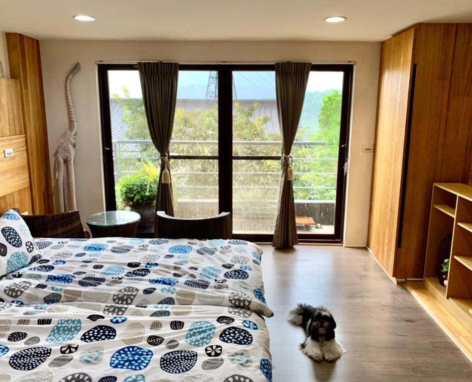 Postel nebo postele na pokoji v ubytování Sanyi Wei Wei Feng B&B