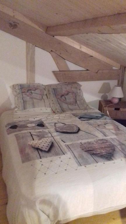 Postel nebo postele na pokoji v ubytování le relais des fees