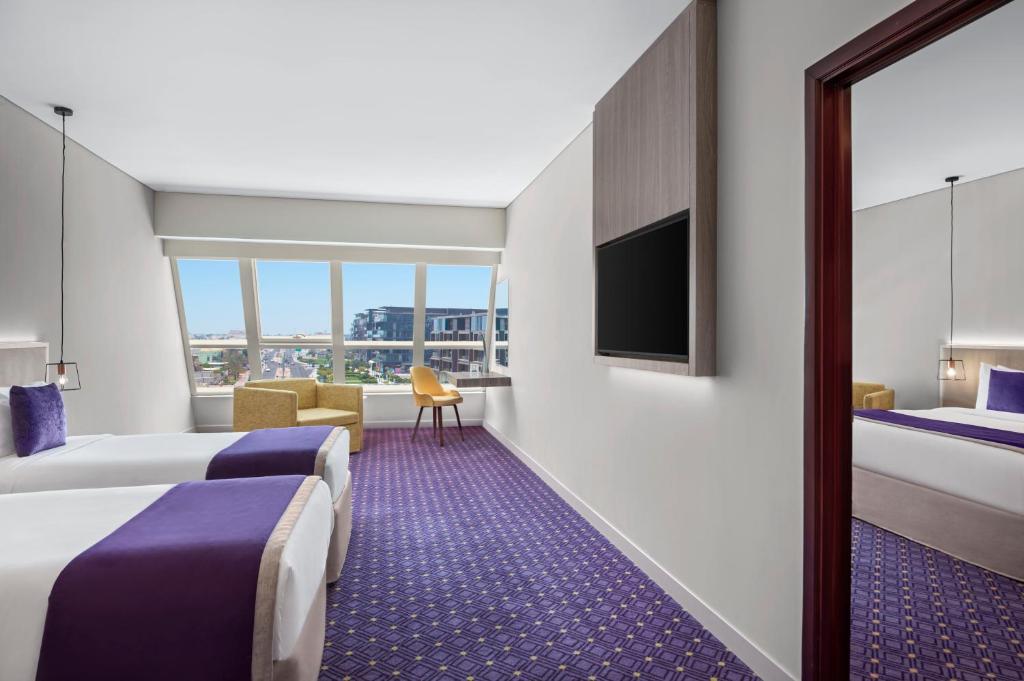 TV a/nebo společenská místnost v ubytování Leva Hotel and Suites, Opposite Downtown