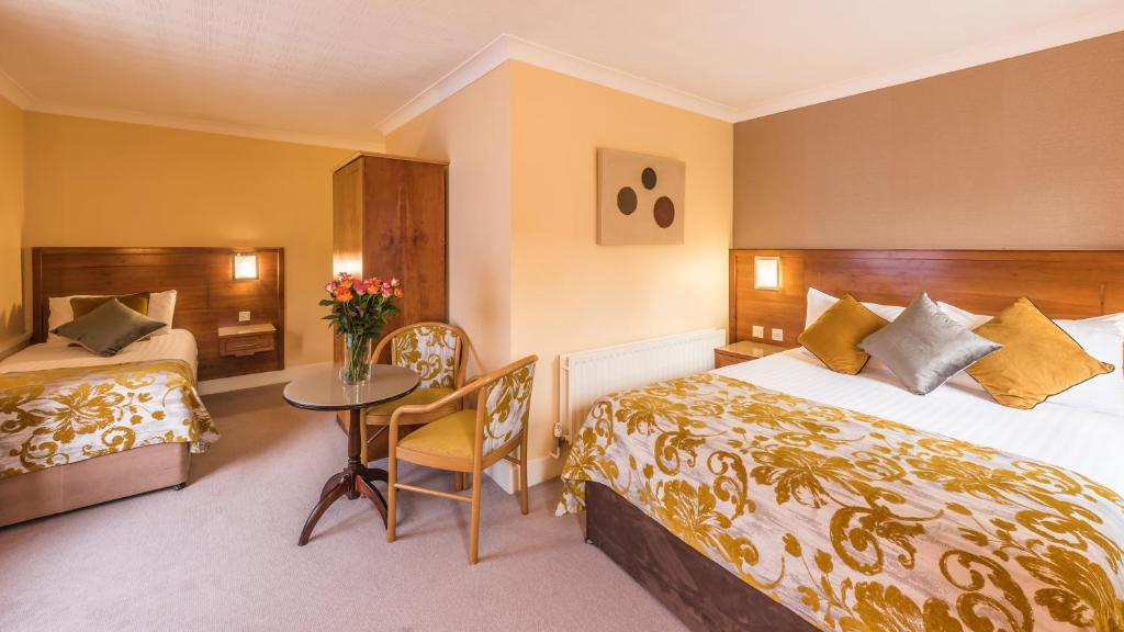 Postel nebo postele na pokoji v ubytování Clew Bay Hotel