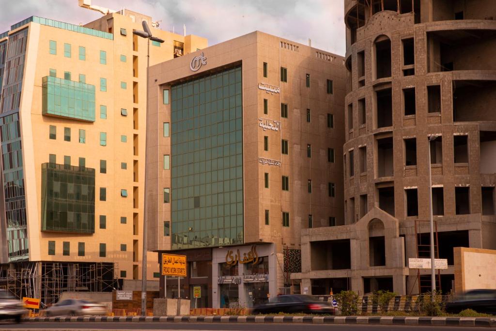 een groep hoge gebouwen in een stad bij مبيت التحلية للأجنحة الفندقية in Jeddah