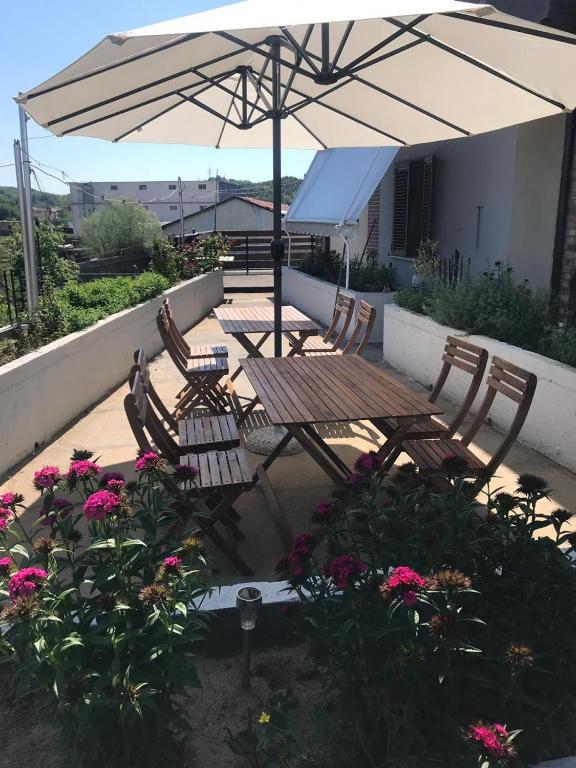 Vista generica sulle montagne o vista sulle montagne dall'interno della villa