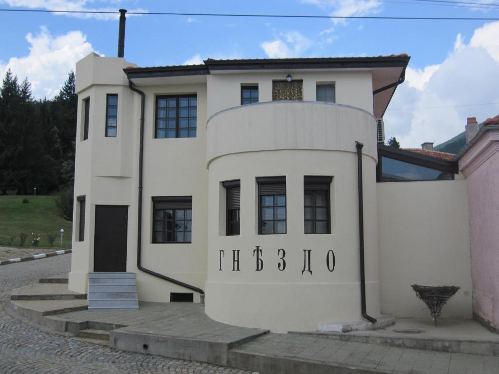 una casa blanca con la palabra Highton en ella en Gnezdo Studio Apart en Shipka