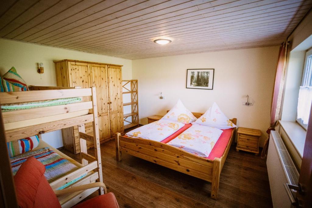 ein Schlafzimmer mit einem Etagenbett und einem Etagenbett in der Unterkunft Stixenhof - Ferienwohnung Heidi Nehmeier in Haundorf