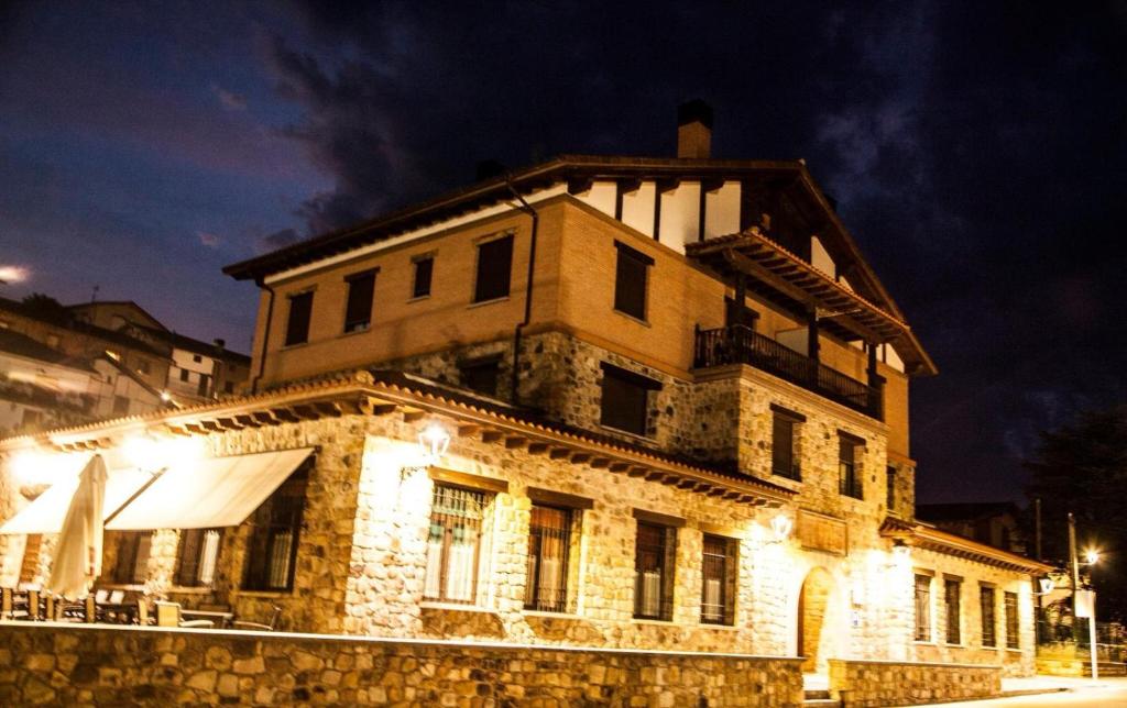 an old stone building at night at Hotel Rural Camero Viejo in Laguna de Cameros