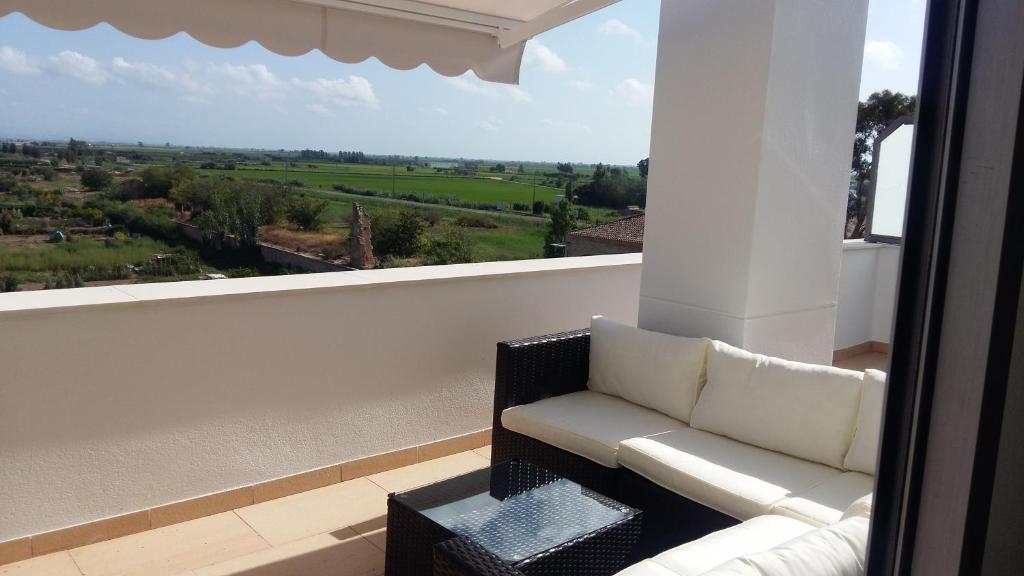 - un canapé blanc assis sur un balcon avec vue dans l'établissement Atico Mar y Montaña, à Sant Carles de la Ràpita