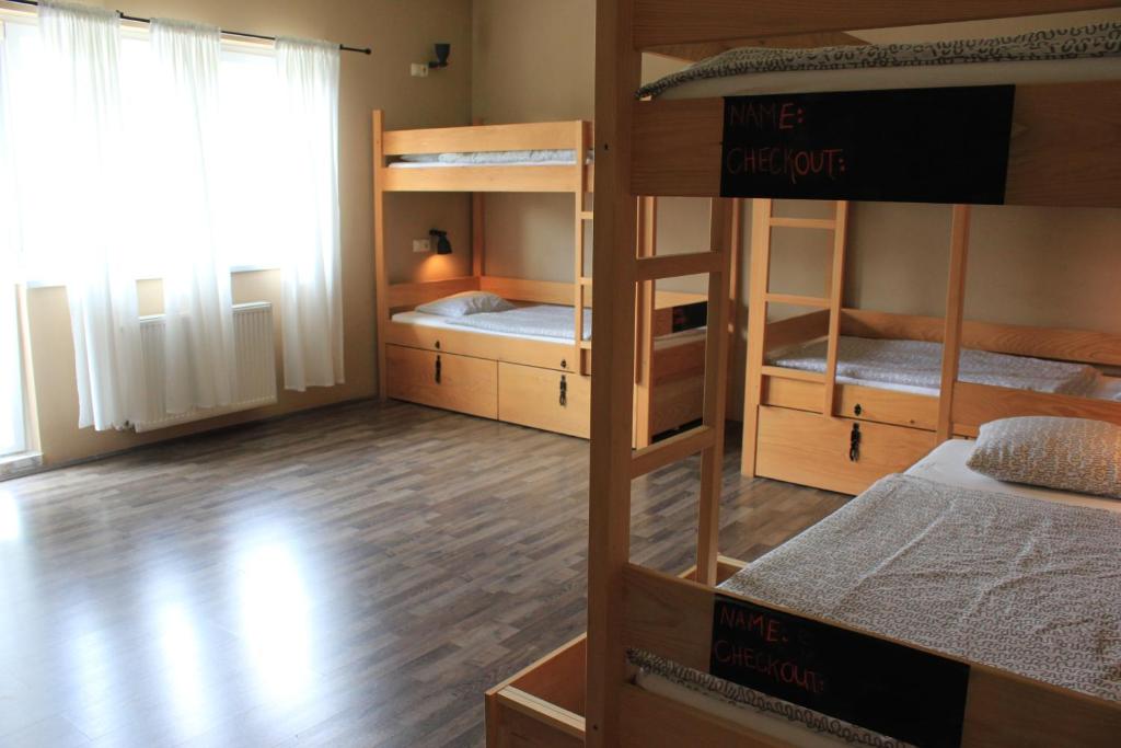 Postel nebo postele na pokoji v ubytování Falling Lakes Hostel