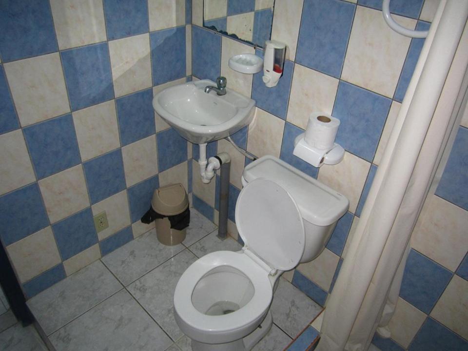 a bathroom with a toilet and a sink at La Casa Ucraniana in Canoa