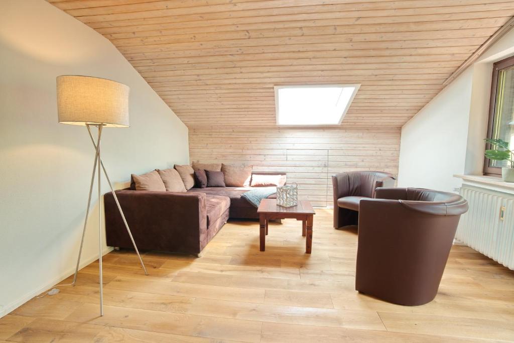 sala de estar con sofá y 2 sillas en Ferienwohnung Stuiben en Blaichach