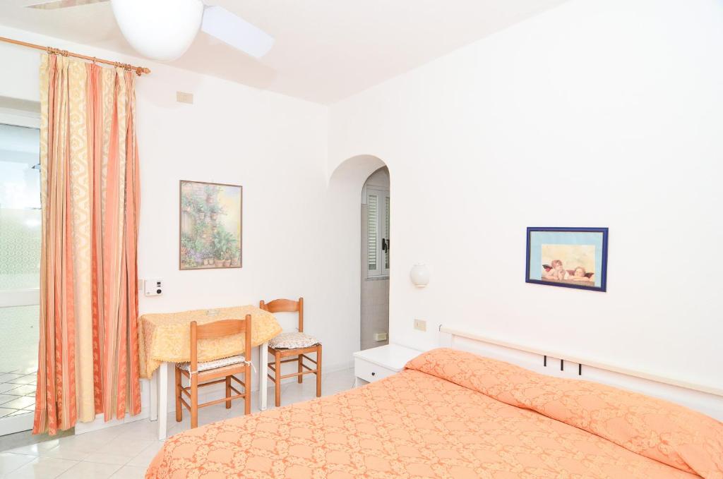 Postel nebo postele na pokoji v ubytování Residence Limoneto Ischia