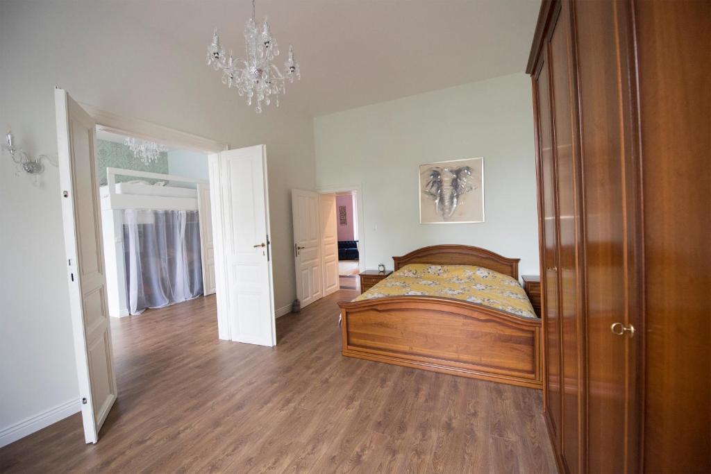 En eller flere senger på et rom på Rooms in a luxury gorgeous newly refurbished apartment - historic centre