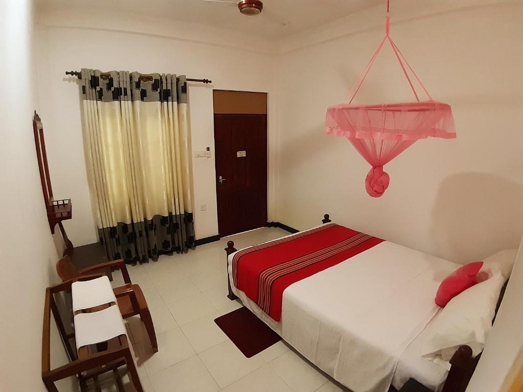 Postel nebo postele na pokoji v ubytování Radha Tourist Home