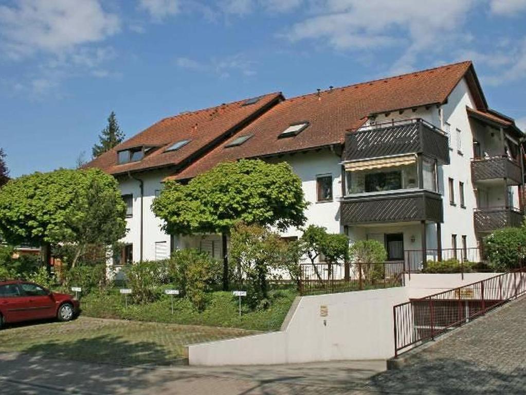 una gran casa blanca con techo rojo en Ferienwohnung Wagner, en Bad Bellingen