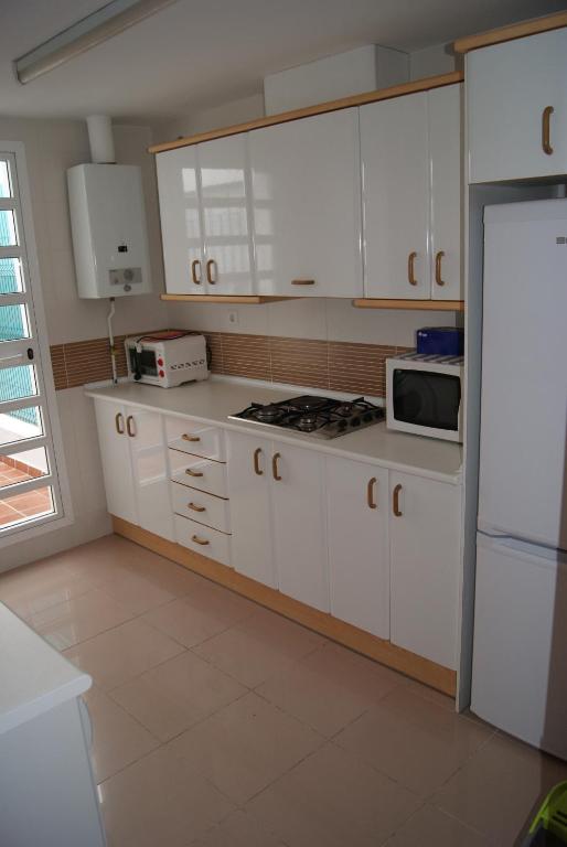 Kuchyňa alebo kuchynka v ubytovaní Costa Ballena Cómodo Bajo con Piscina, Patio y 3 Dormitorios Parking free