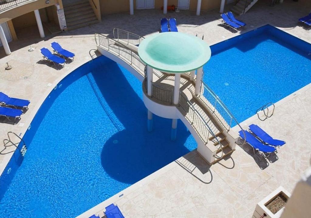 Piscina a Mia's Cove o a prop
