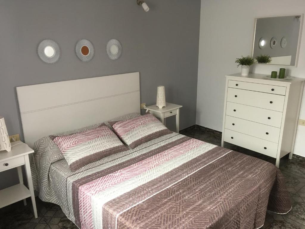 1 dormitorio con 1 cama, 2 mesitas de noche y vestidor en Orzola mar y relax, en Orzola