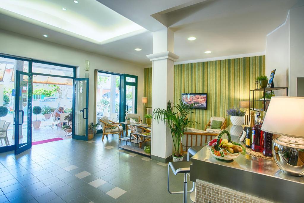 hol z salonem i jadalnią w obiekcie Albergo Villa Lucia w mieście Bellaria-Igea Marina