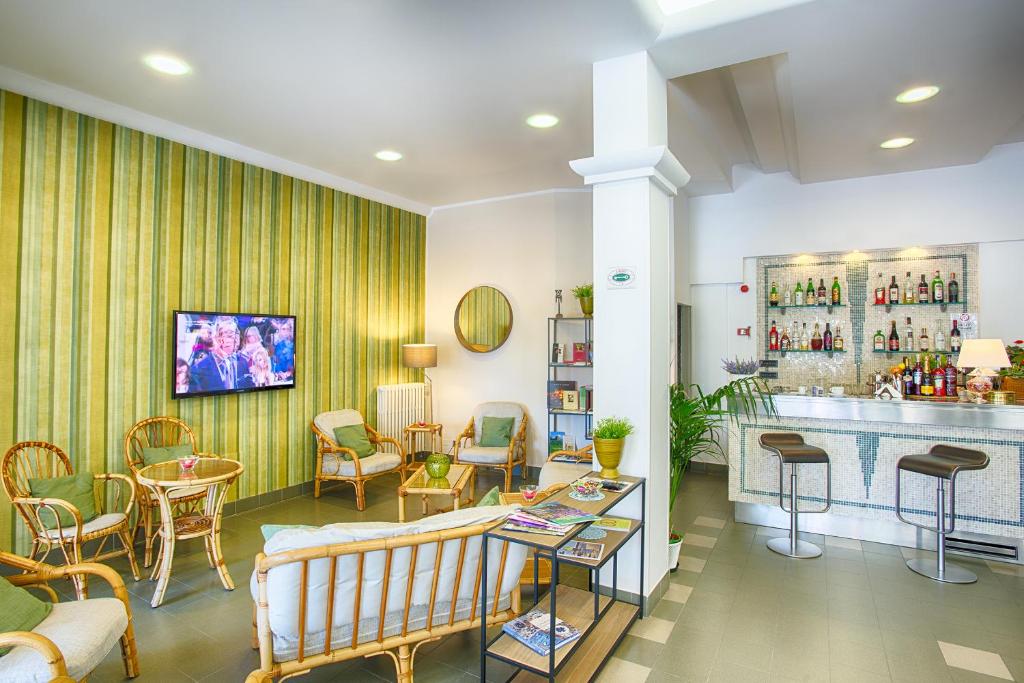 Telewizja i/lub zestaw kina domowego w obiekcie Albergo Villa Lucia