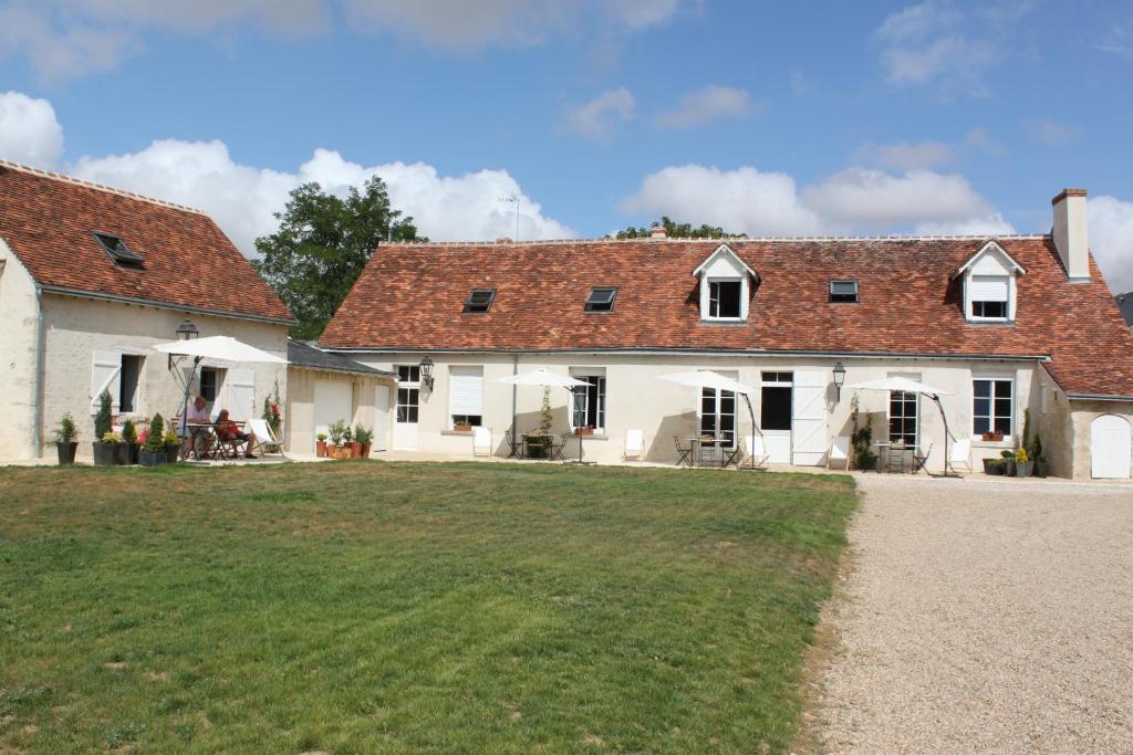 una vista exterior de una casa con patio en Domaine de Praline Opale, en Villerbon