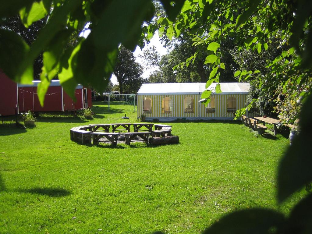Esperstoft的住宿－Treene Camp Horn，两个野餐桌和一个院子内的建筑