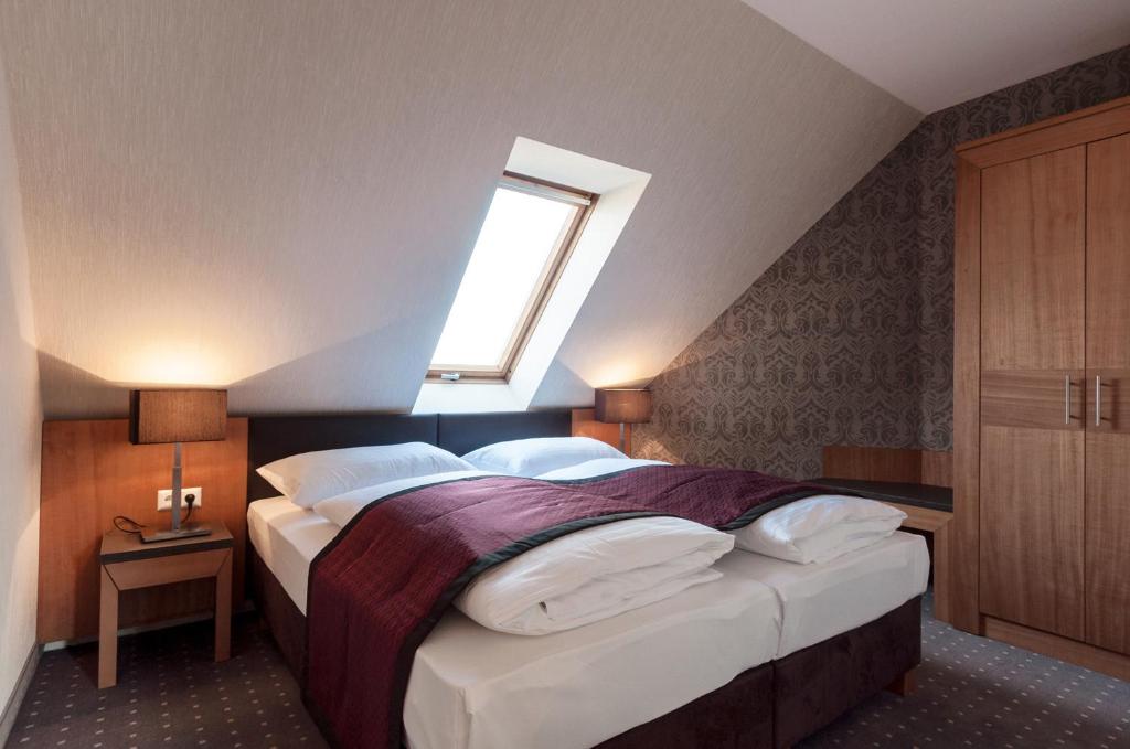 Postel nebo postele na pokoji v ubytování Club Hotel Cortina