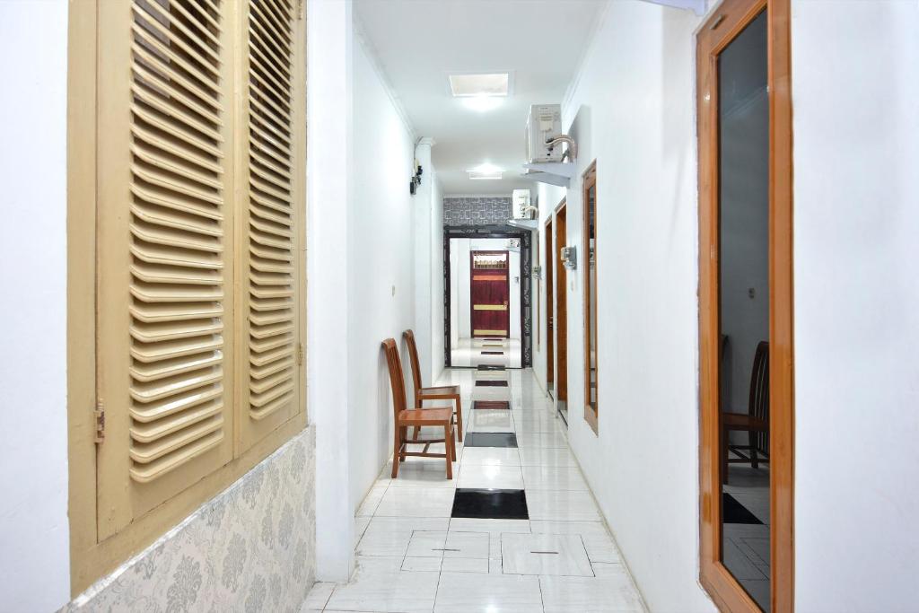 Fotografie z fotogalerie ubytování RedDoorz At Golden Inn Tugu Yogyakarta v destinaci Yogyakarta