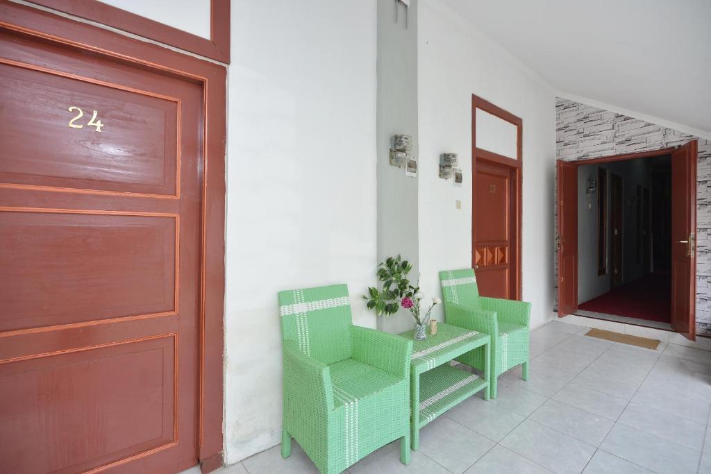 Posezení v ubytování RedDoorz At Golden Inn Tugu Yogyakarta