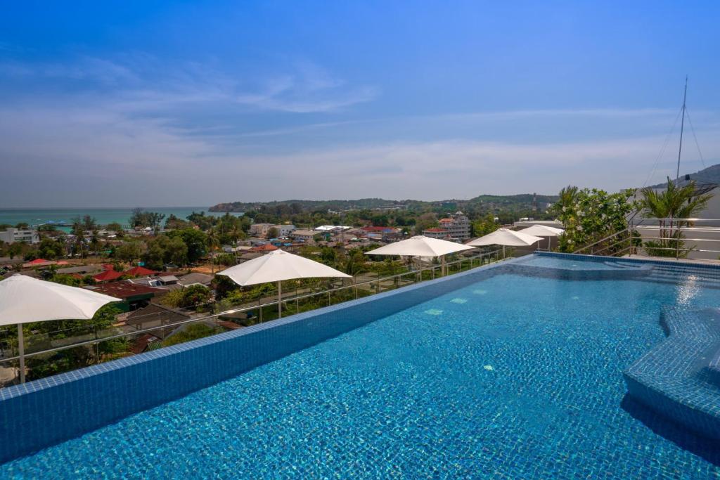 Bazén v ubytování Babylon Sky Garden - Long Term Holiday Rentals nebo v jeho okolí