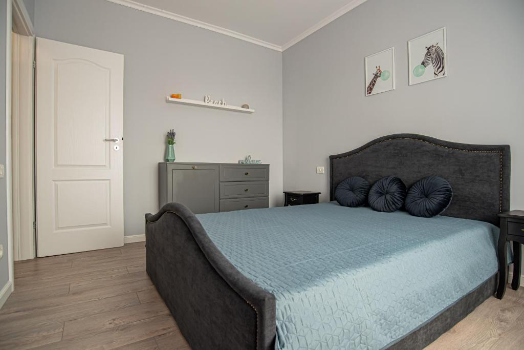 Ein Bett oder Betten in einem Zimmer der Unterkunft ByTheSea Superior Apartments